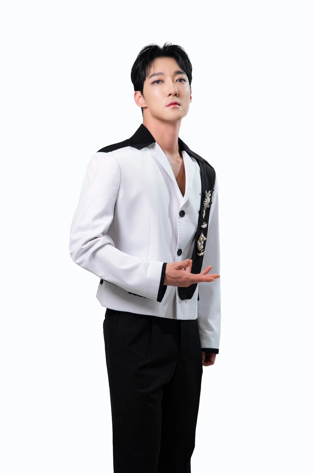 NOAH cast portrait